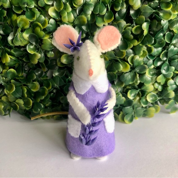 Felt mouse Art Doll wearing a  Purple Lilac dress holding Lavender hand-sewn - Picture 9 of 9